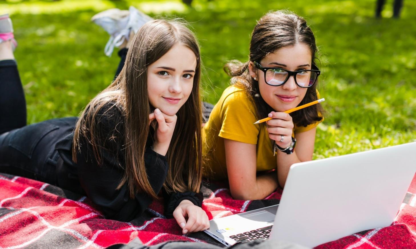 Étudiant consultant son application bancaire mobile